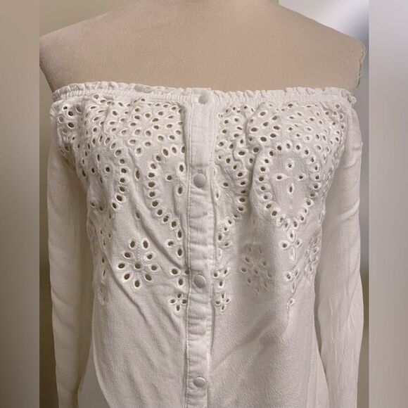 Em & Elle White Off the shoulder Blouse w/ Buttons & Cut Outs (Size: LG) - Picture 4 of 8